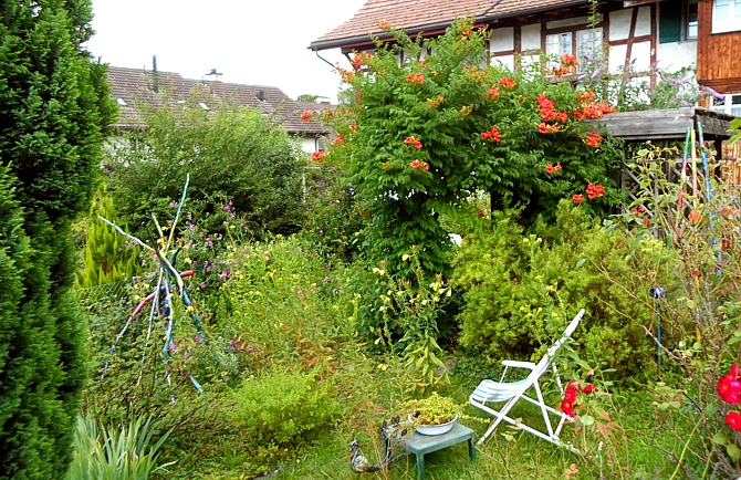 Garten mit Liegestuhl